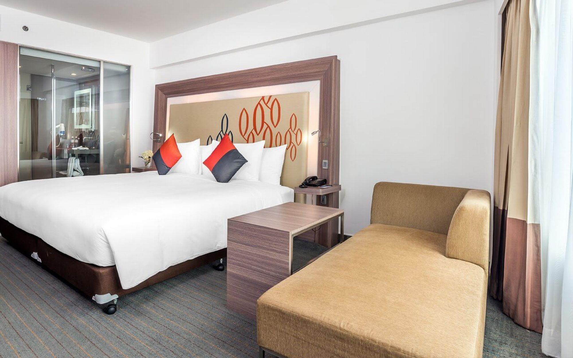 Hilton Garden Inn Bangkok Silom Kültér fotó