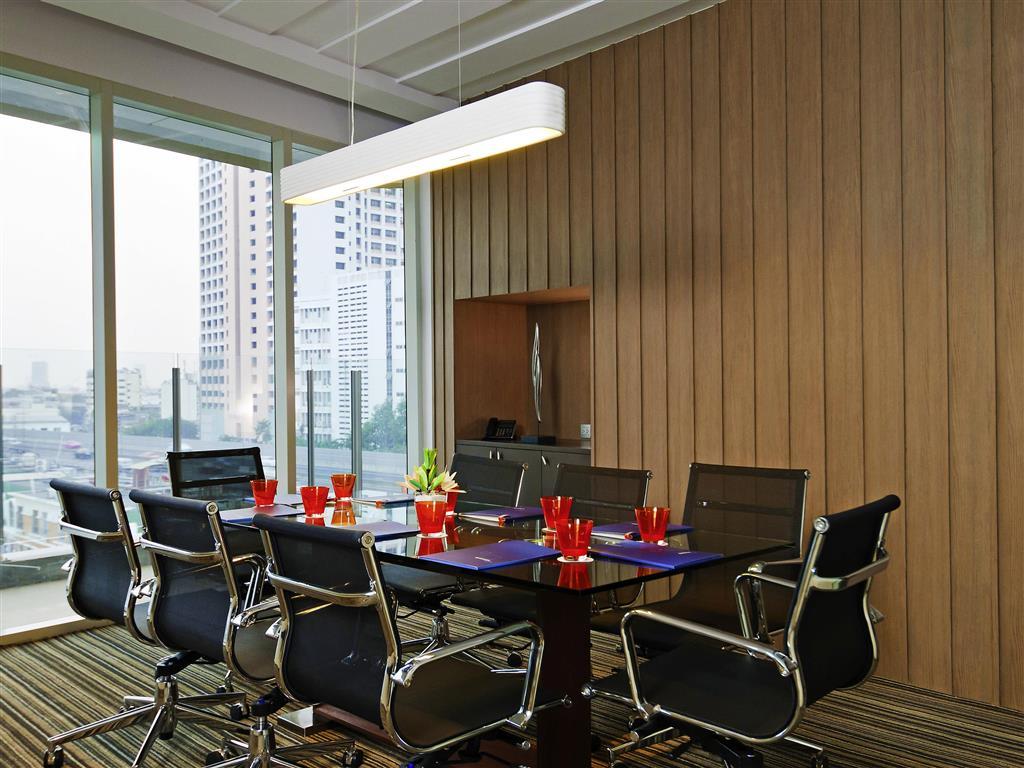 Hilton Garden Inn Bangkok Silom Kültér fotó