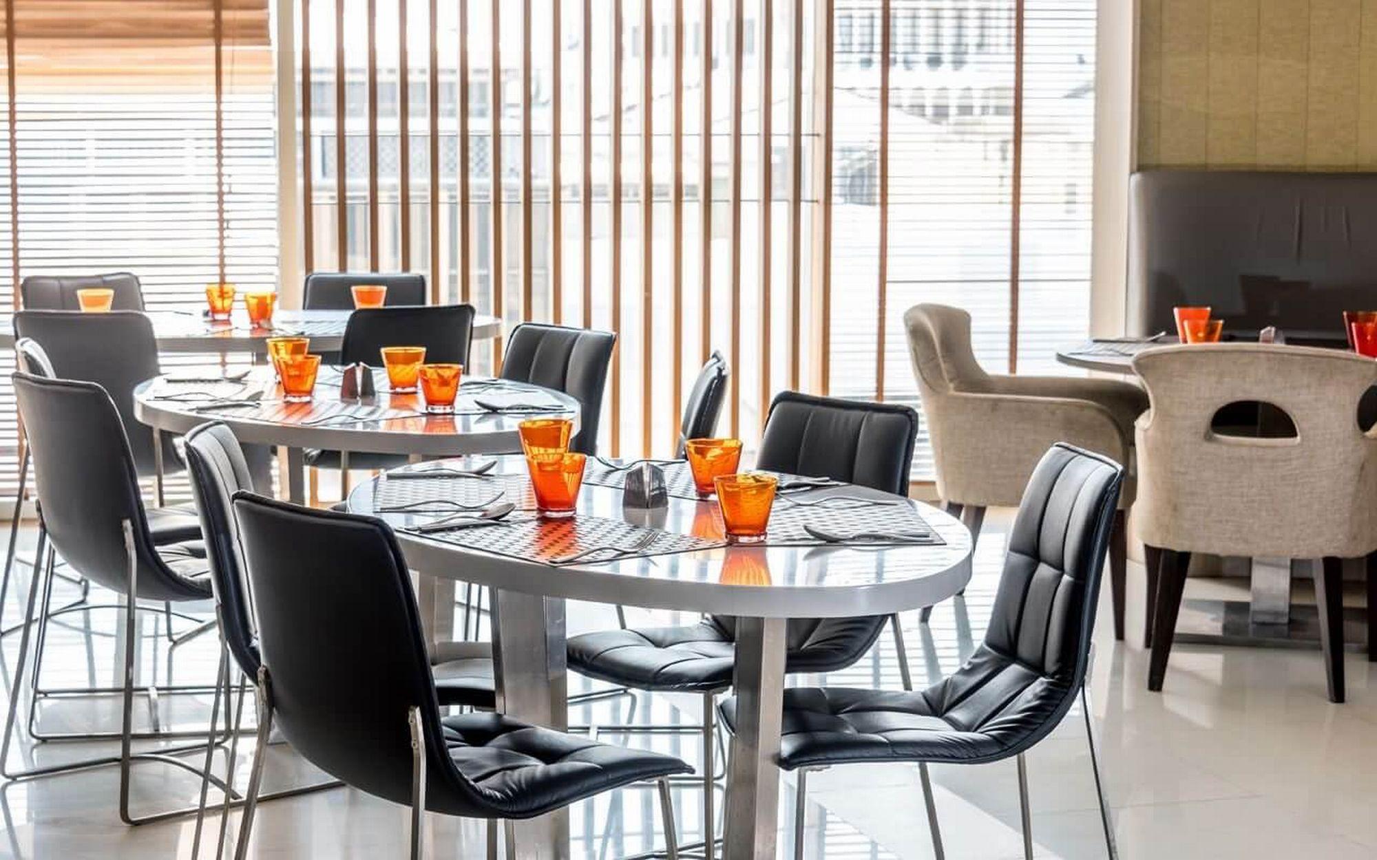 Hilton Garden Inn Bangkok Silom Kültér fotó
