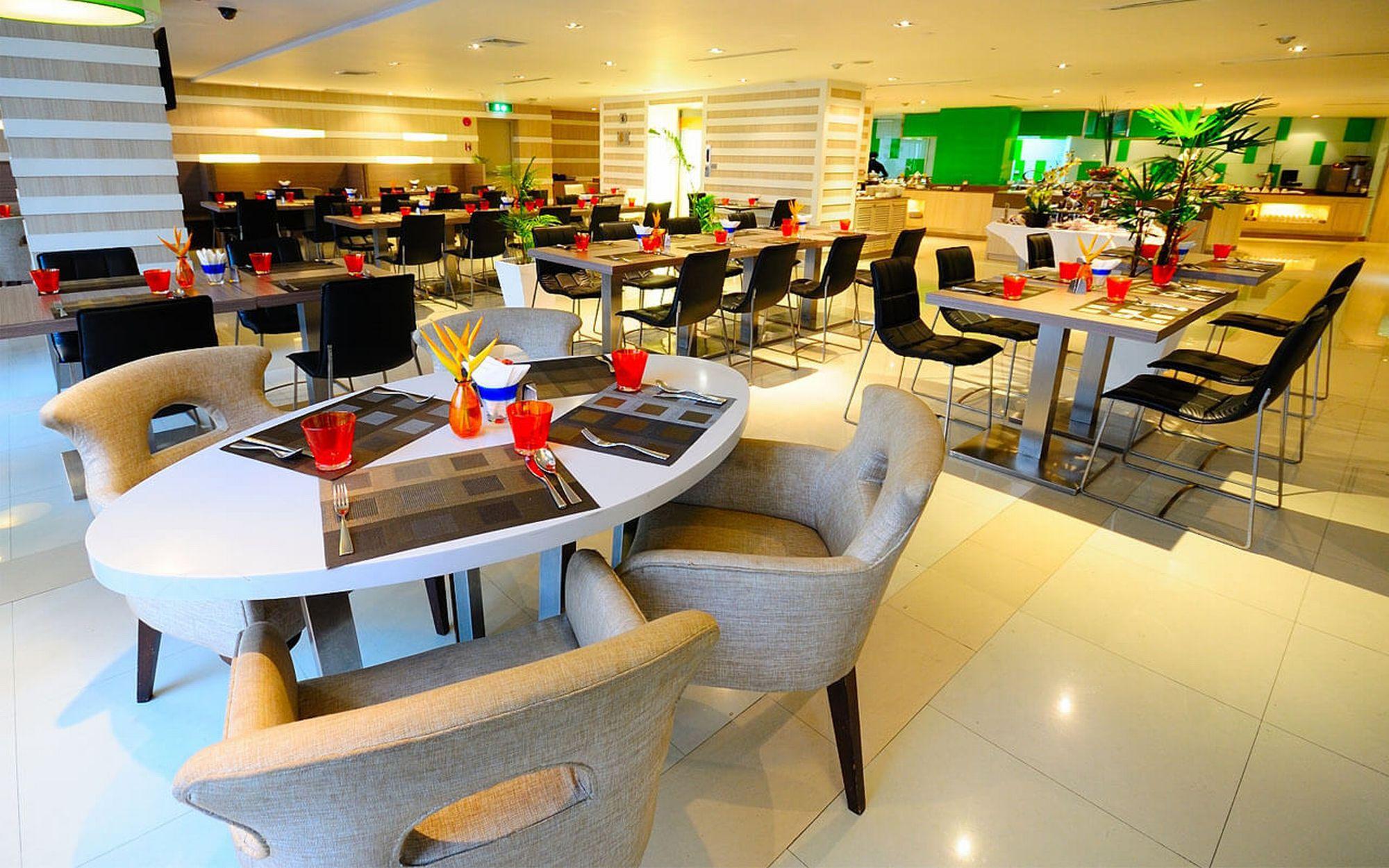Hilton Garden Inn Bangkok Silom Kültér fotó