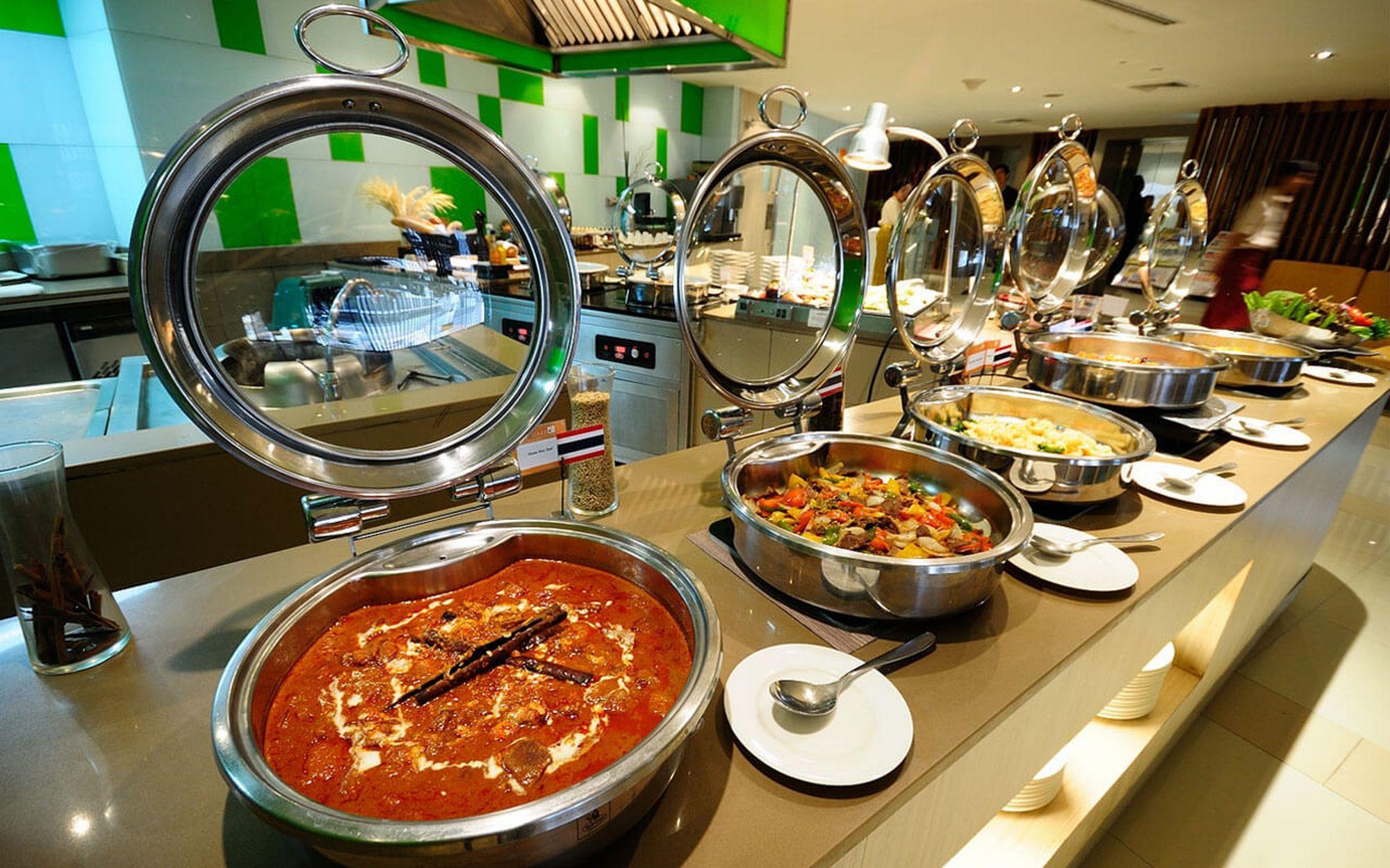 Hilton Garden Inn Bangkok Silom Kültér fotó