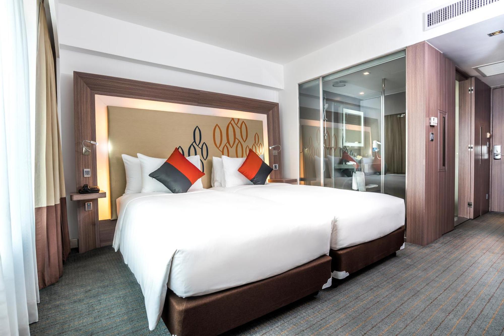 Hilton Garden Inn Bangkok Silom Kültér fotó