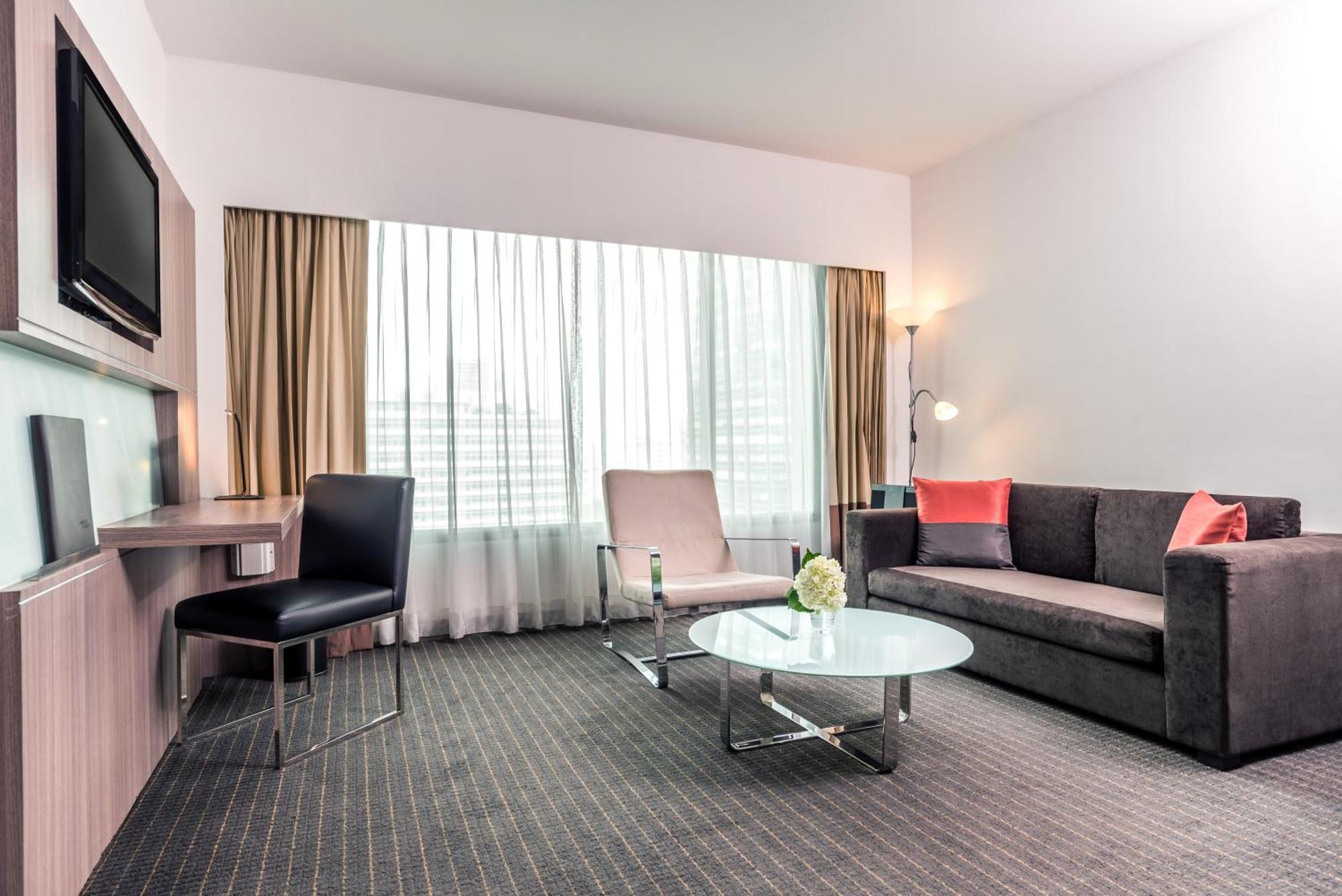 Hilton Garden Inn Bangkok Silom Kültér fotó