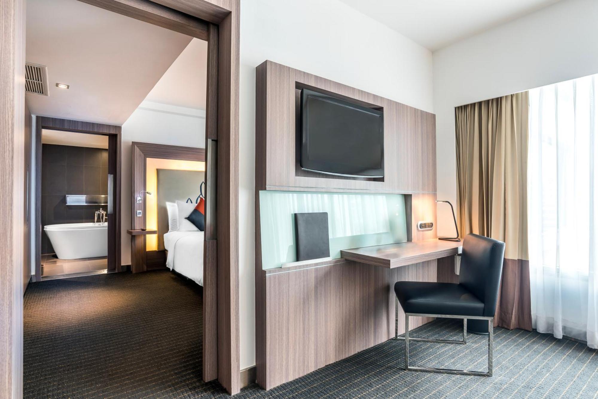 Hilton Garden Inn Bangkok Silom Kültér fotó