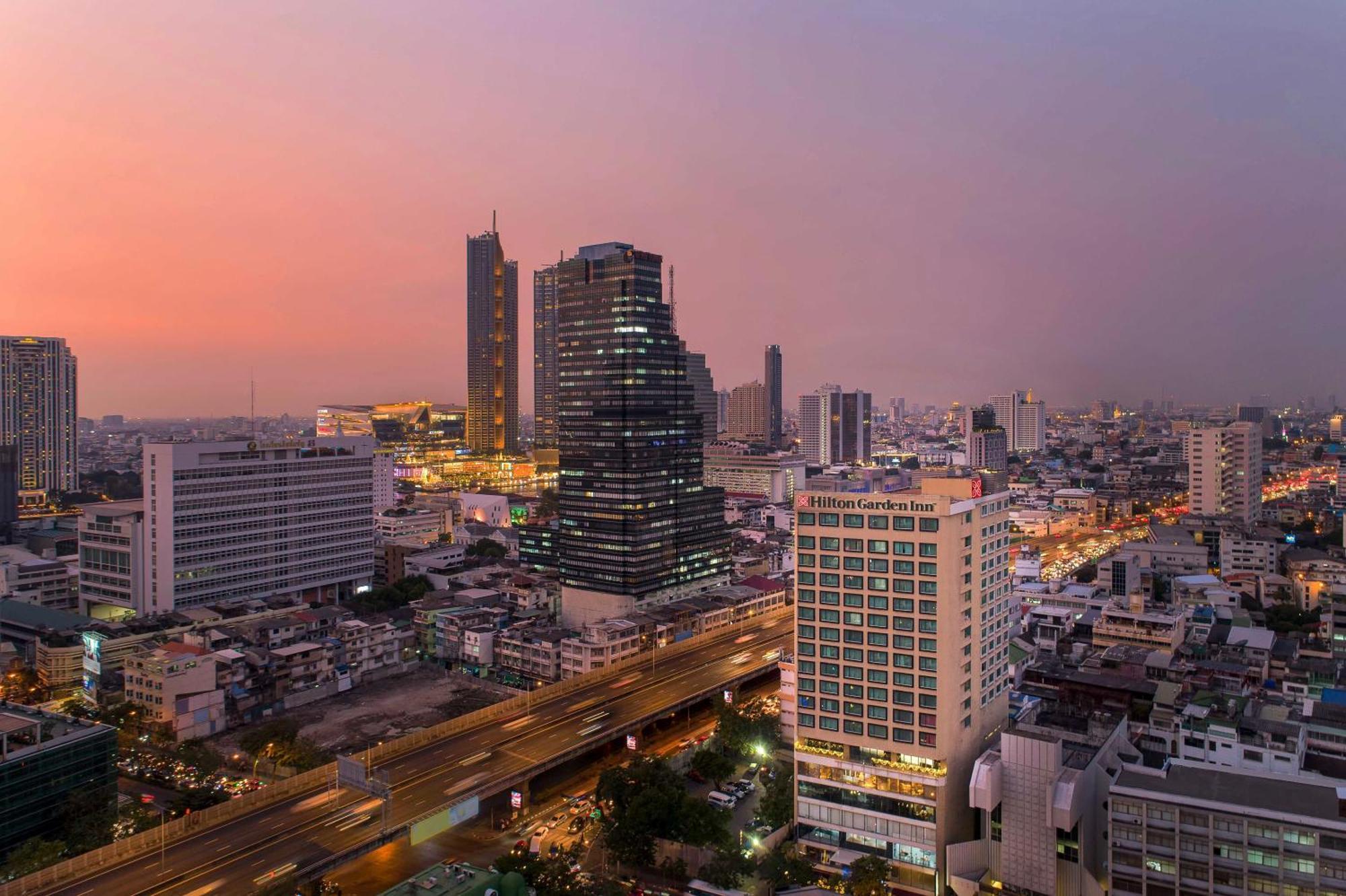 Hilton Garden Inn Bangkok Silom Kültér fotó