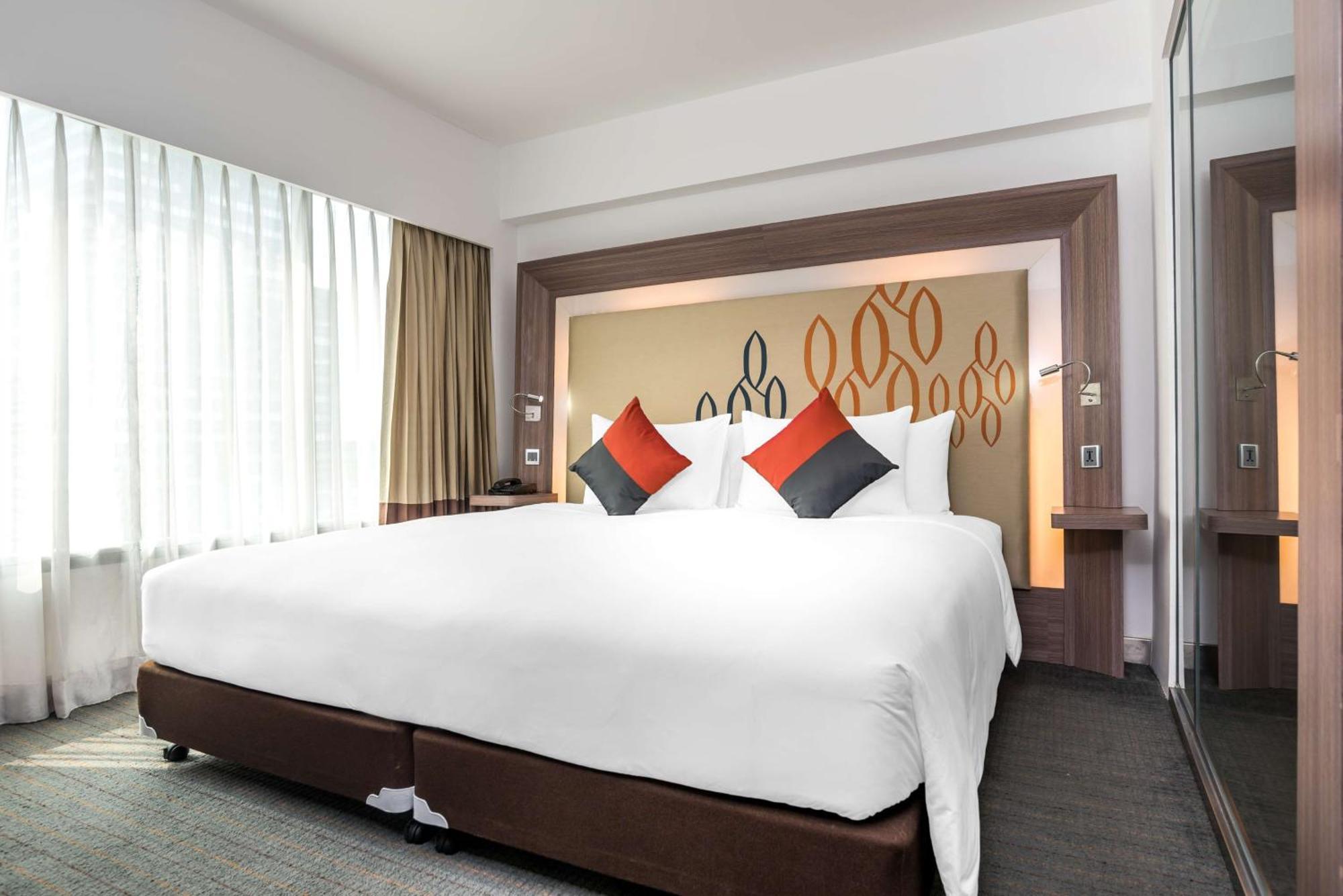 Hilton Garden Inn Bangkok Silom Kültér fotó