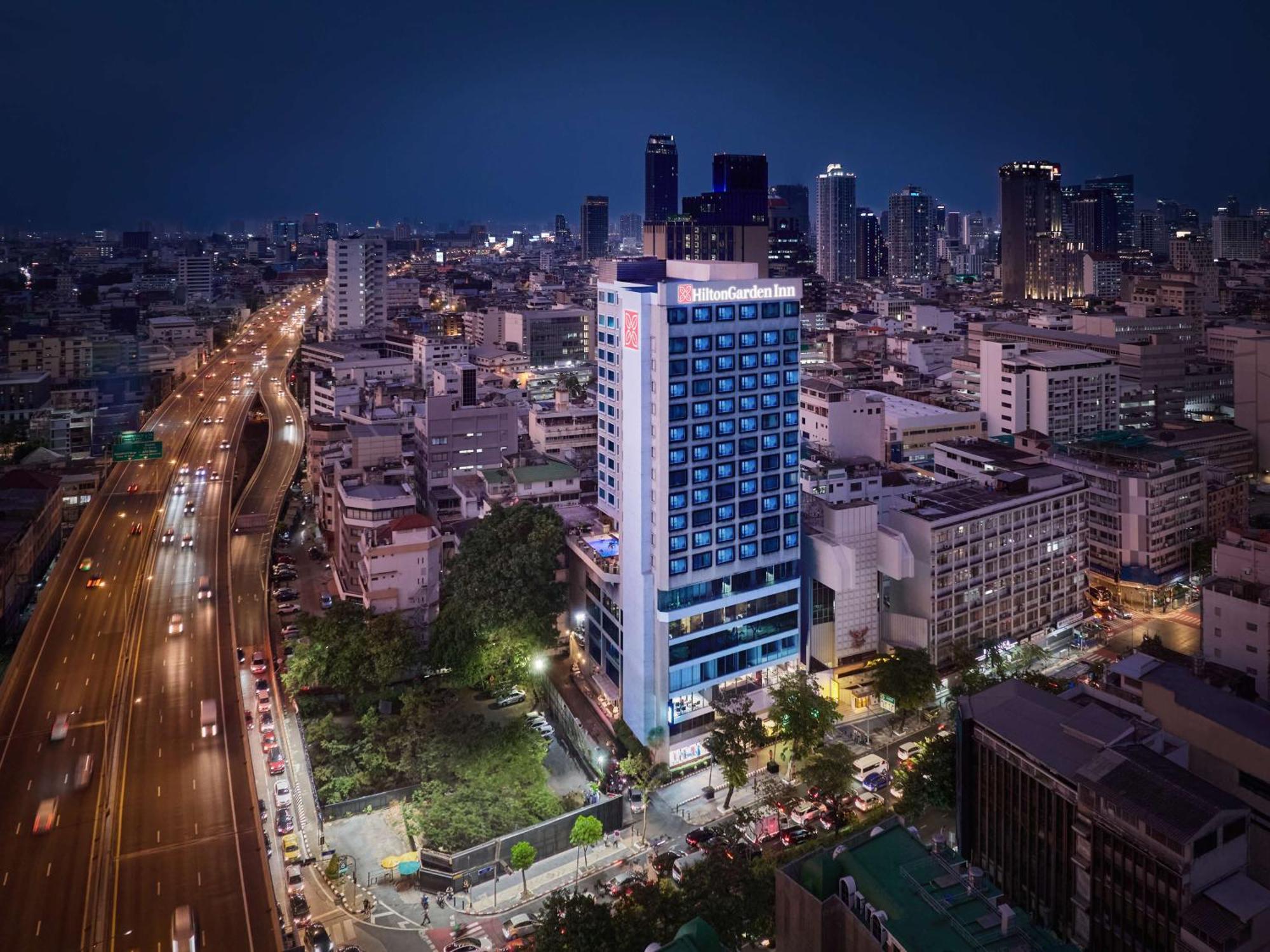 Hilton Garden Inn Bangkok Silom Kültér fotó