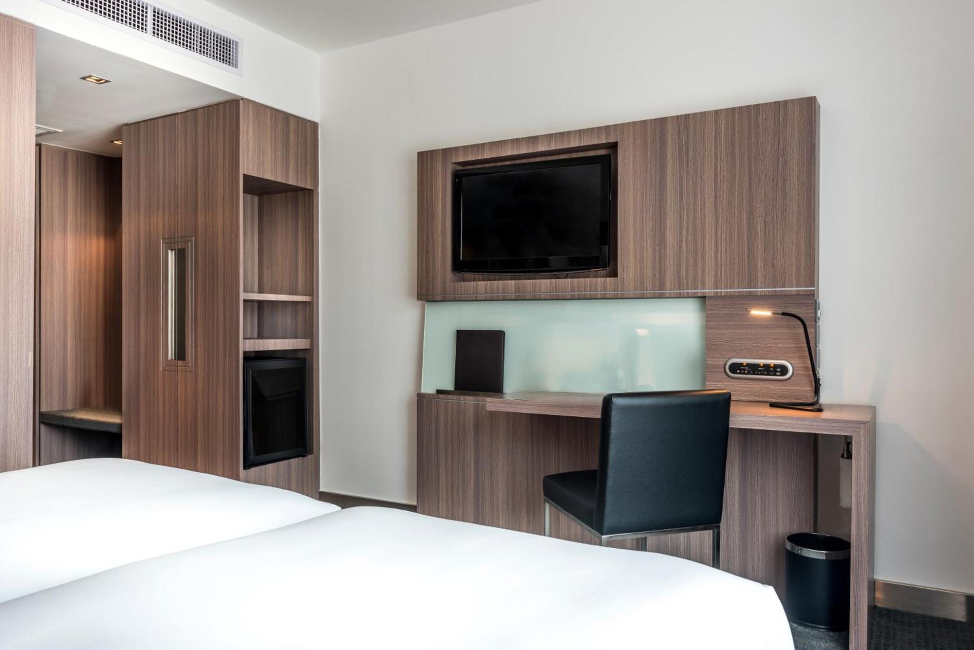 Hilton Garden Inn Bangkok Silom Kültér fotó