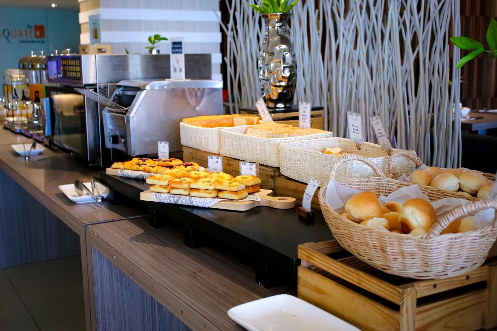 Hilton Garden Inn Bangkok Silom Kültér fotó