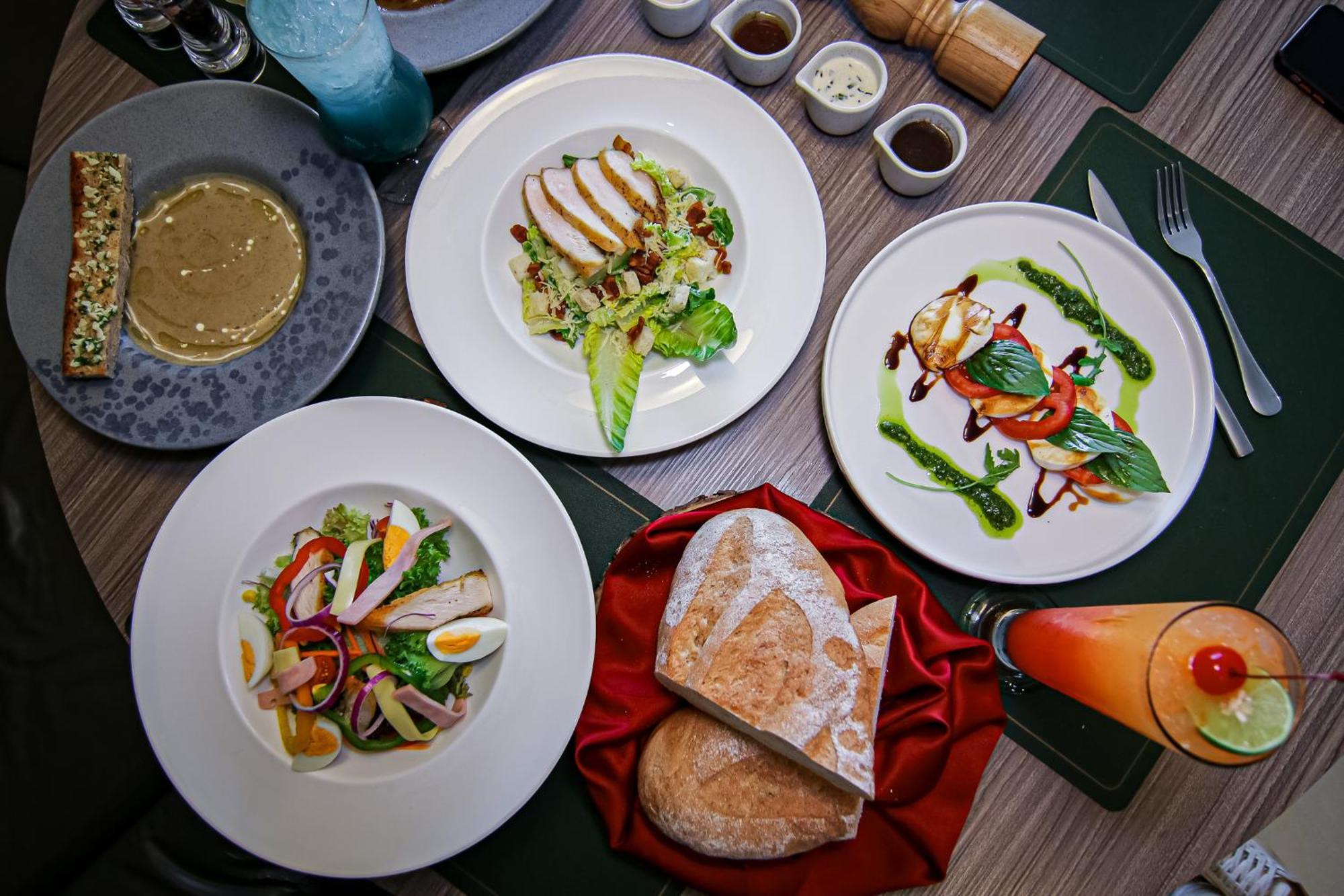 Hilton Garden Inn Bangkok Silom Kültér fotó