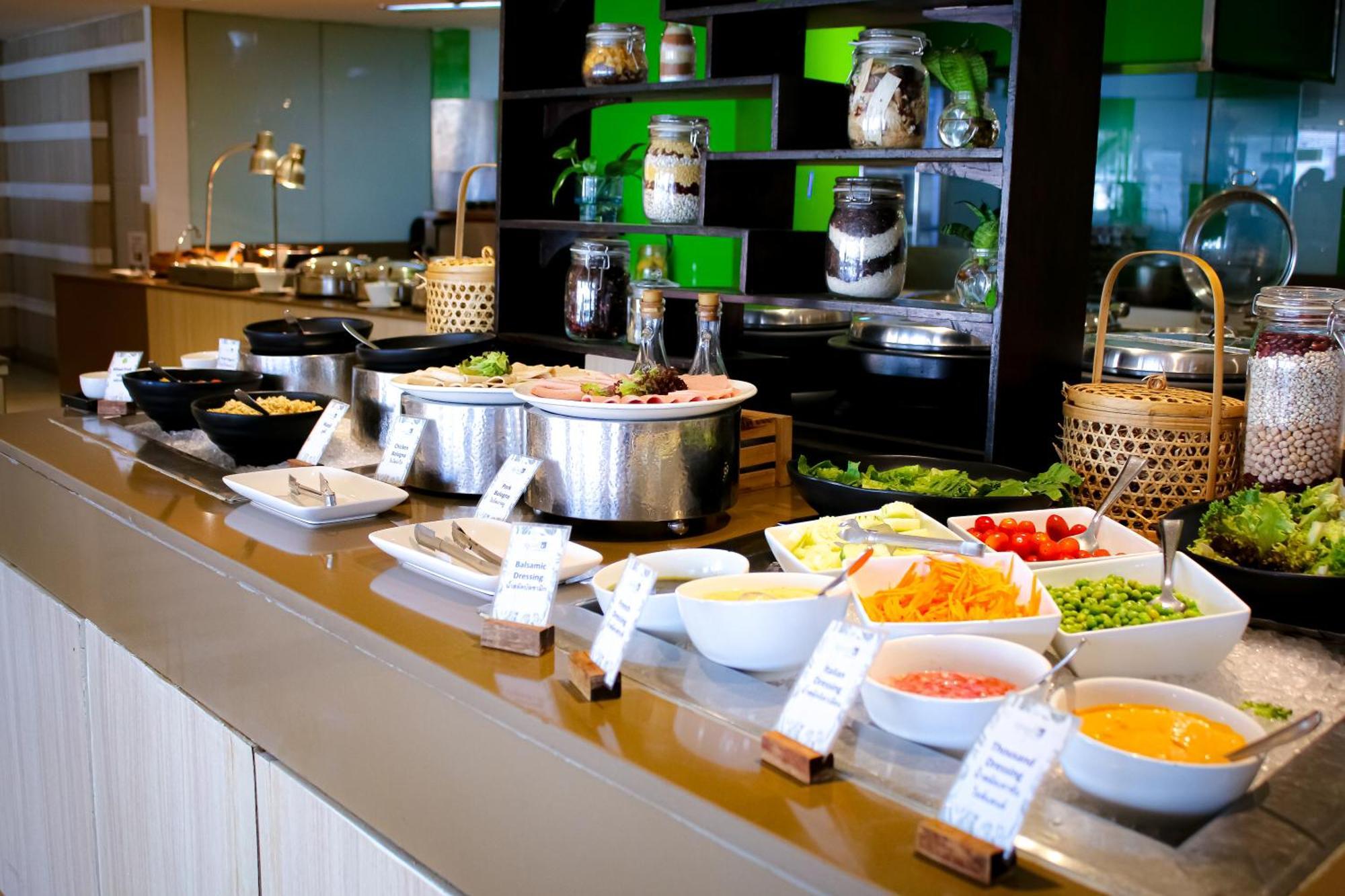 Hilton Garden Inn Bangkok Silom Kültér fotó
