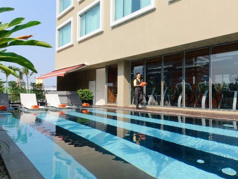 Hilton Garden Inn Bangkok Silom Kültér fotó