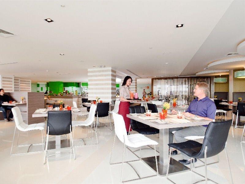 Hilton Garden Inn Bangkok Silom Kültér fotó