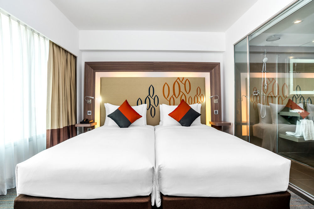 Hilton Garden Inn Bangkok Silom Kültér fotó