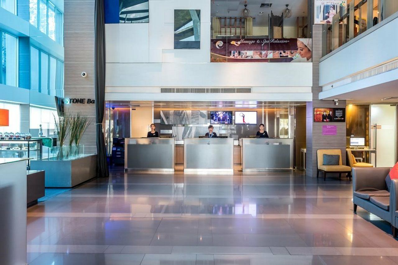 Hilton Garden Inn Bangkok Silom Kültér fotó