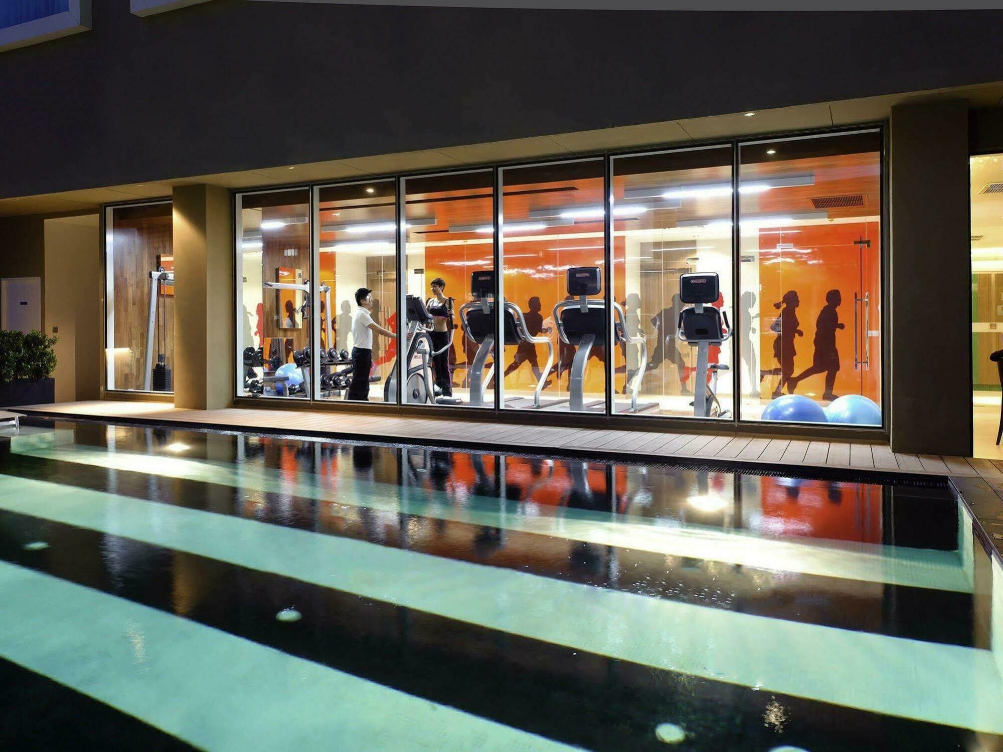 Hilton Garden Inn Bangkok Silom Kültér fotó