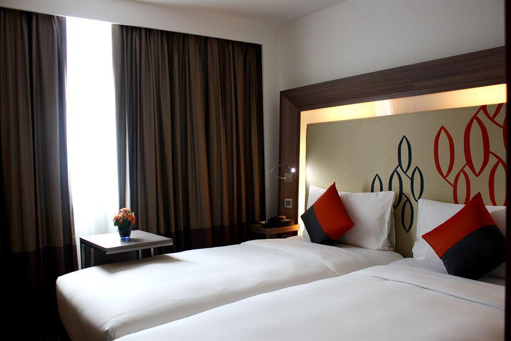 Hilton Garden Inn Bangkok Silom Kültér fotó